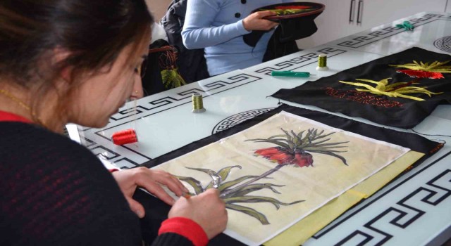 Ters lale nakışlı tepsi ve tablo siparişlerini yetiştiremiyorlar