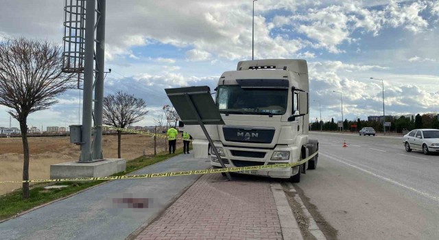 Tır tabelaya, tabela da yol kenarındaki şoföre çarptı: Sürücü ağır yaralandı