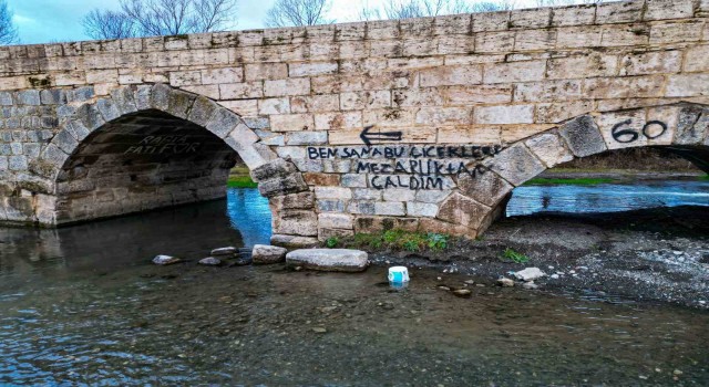 Tokatta 2 bin yıllık tarihi köprüye sprey boyalı saygısızlık