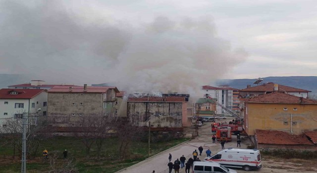 Tokatta 3 katlı binanın çatısında korkutan yangın