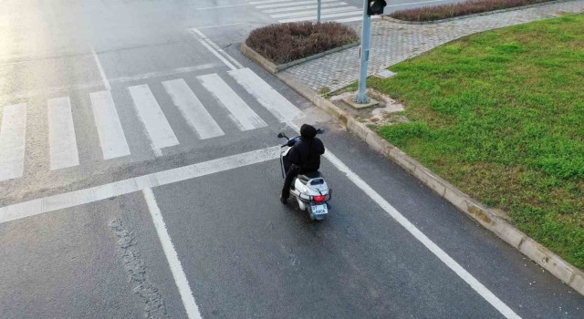 Trafikte cep telefonu kullanan sürücülere dron destekli denetim