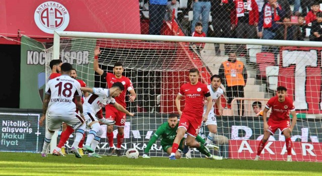 Trendyol Süper Lig: Antalyaspor: 0 - Trabzonspor: 1 (İlk yarı)