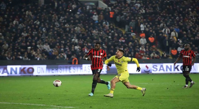 Trendyol Süper Lig: Gaziantep FK: 0 - Fenerbahçe: 0 (İlk yarı)