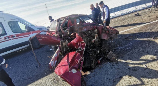 Tutakta otomobil bariyerlere çarptı: 2 yaralı