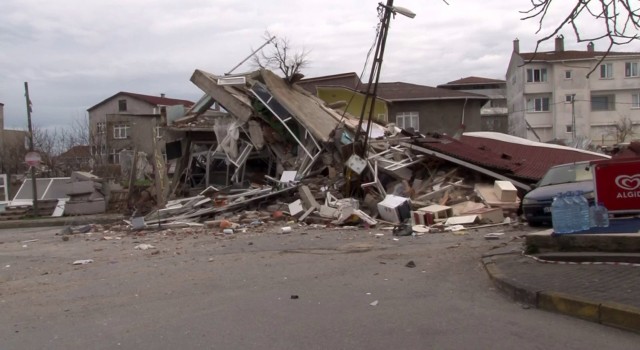 Ümraniyede metro çalışması sırasında caddede çökme meydana geldi. Çökmenin meydana geldiği alanda bir bina çökme tehlikesine karşı boşaltıldı.