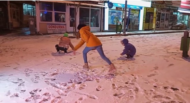 Uzunköprüde çocuklar kartopu oynayarak karın keyfini çıkardı