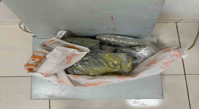 Vanda 2 kilo 701 gram esrar ele geçirildi