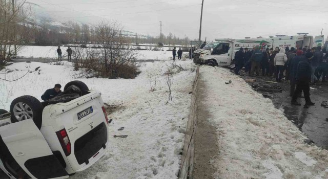 Vanda iki kamyonet çarpıştı: 7 yaralı