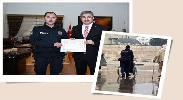 Vatandaşa Şemsiye Tutan Polis Memuru Ödüllendirildi