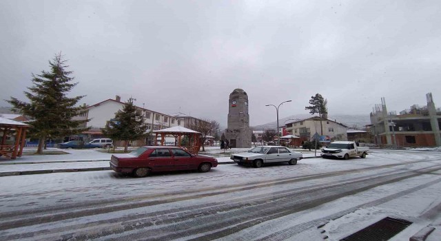 Yağan kar ilçe merkezini beyaza bürüdü