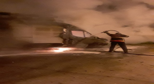 Yanan minibüs kullanılmaz hale geldi