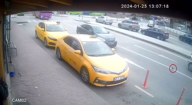 Yaya Geçidinde Yürüyen Güvercine Otomobil Çarptı