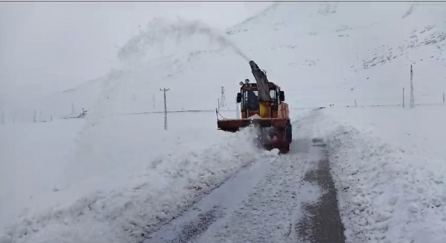 Yüksekovada kapalı yollar açılıyor