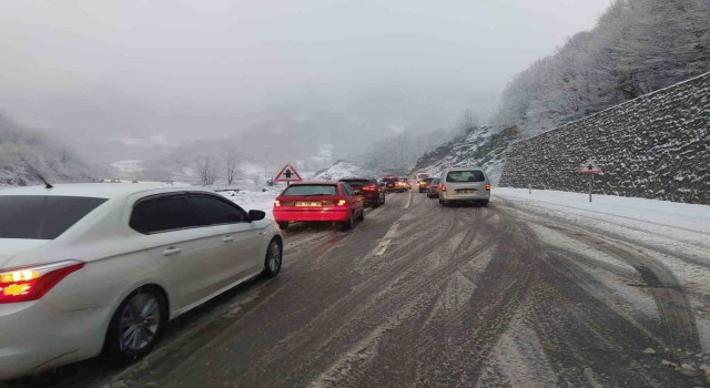 Zonguldakta kar yağışı etkili oldu: Karayolunda uzun araç kuyrukları oluştu