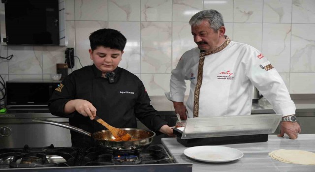 13 yaşındaki Buğra, depremzedelere yemek yaparken aşçılığa merak saldı
