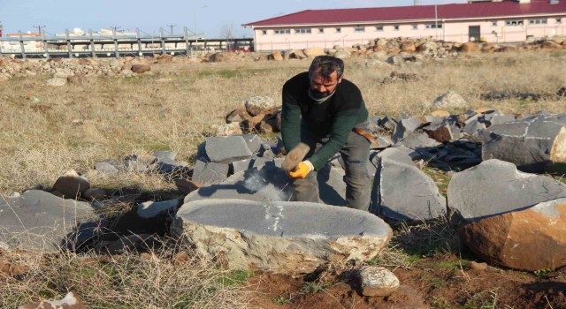 9 çocuk okutan baba, ekmeğini taştan çıkartıyor