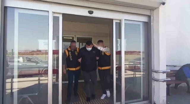 Adanada bir eve yapılan baskında 5 tabanca ve parçaları ele geçirildi