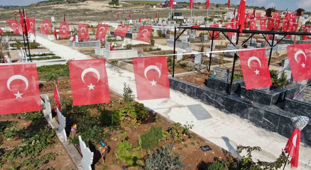 Adanada deprem mezarlığı Türk bayrakları ile donatıldı