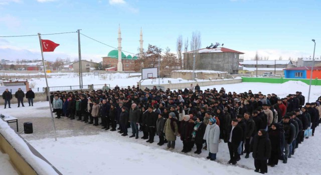 Ağrıda deprem şehitleri için saygı duruşu