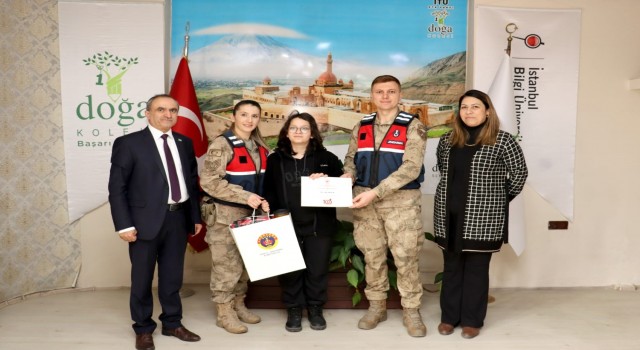Ağrıda resim yarışmasında dereceye giren öğrencilere ödülleri verildi