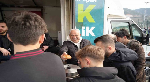 AK Partiden maçın devre arasında taraftarlara çay simit ikramı