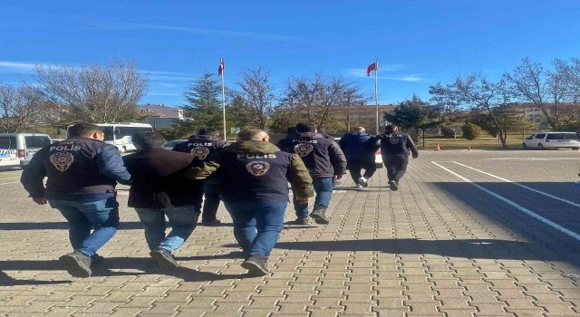 Aksarayda dolandırıcılık ve veri hırsızlığından aranan 4 şahıs tutuklandı