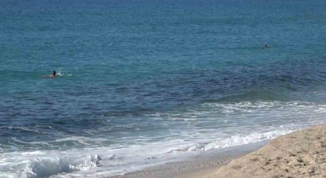 Alanyada güzel havayı fırsat bilen turistler deniz kenarına koştu