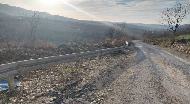 Alaplıda tehlikeli yollara çelik bariyer yerleştiriliyor