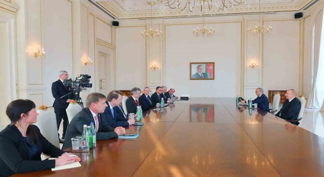 Aliyev'den Macron ve Borell'e tepki: Azerbaycan kendi topraklarını ve egemenliğini sağlamak için diğer ülkelerin attığı adımlardan farklı adımlar atmıyor”