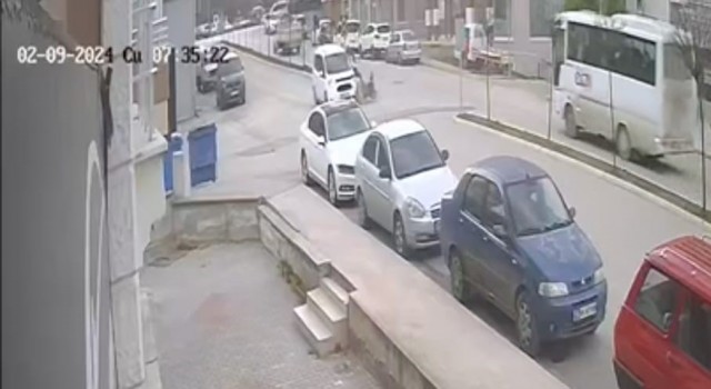 Amasyada motosikletin hafif ticari araçla çarpıştığı kaza kamerada: 1 yaralı