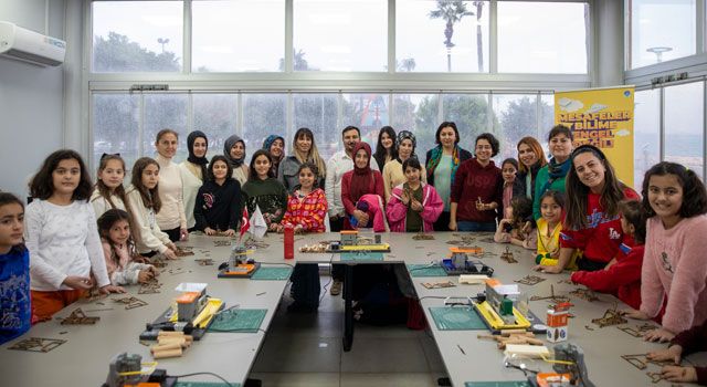 Anne Ve Çocuklar Teknolojiyle İç İçe Bir Gün Geçirdi