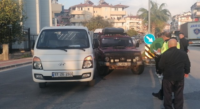 Antalyada kamyonet ile otomobil çarpıştı: 1 yaralı