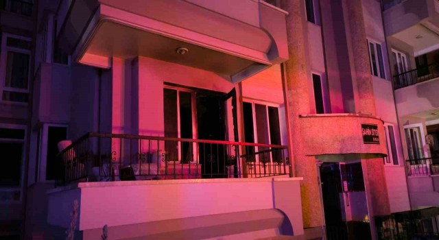 Apartmanda çıkan yangında 10 kişi dumandan etkilenerek hastanelik oldu