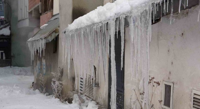 Ardahanda soğuk hava: Araçlar çalışmadı, buz sarkıtları oluştu