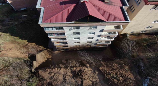 Artvinde yamaçtan kopan topraklar evlerin içerisine doldu, 10 bina zarar gördü