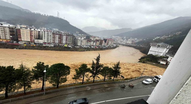 Artvinin Borçka ilçesinde heyelan nedeniyle 2 bina tahliye edildi