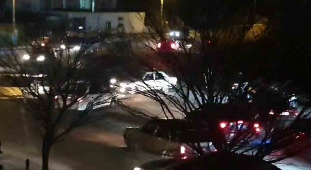 Asker uğurlamasında yolu kapatıp drift attılar