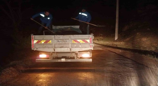 Aydın Büyükşehir Belediyesinden gece yarısı tuzlama çalışması