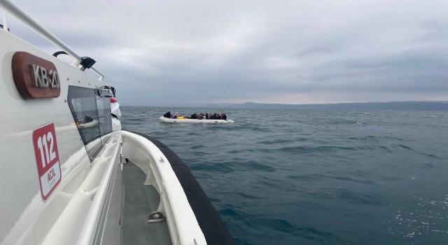 Ayvacık açıklarında 43ü çocuk, 106 kaçak göçmen yakalandı