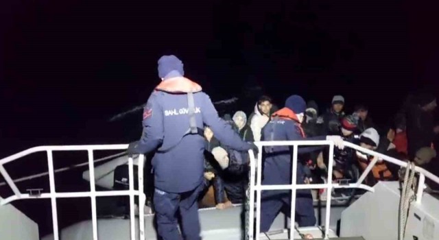 Ayvalık açıklarında 27si çocuk, 54 düzensiz göçmen kurtarıldı