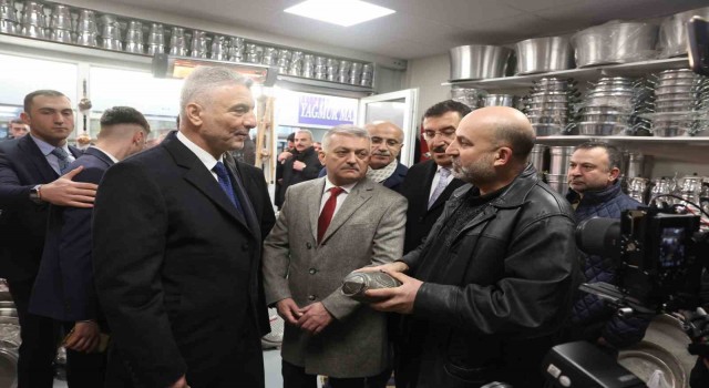 Bakan Bolat, Malatya'da geçici işyerlerindeki esnafları ziyaret etti