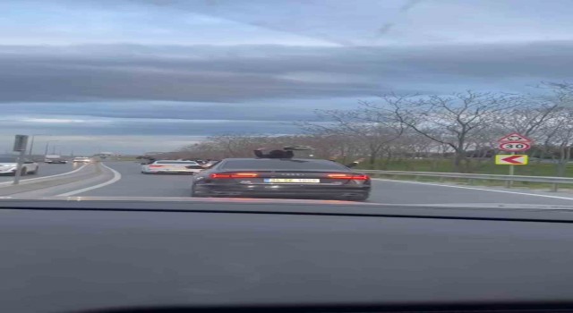 Başakşehirde trafiği yavaşlatıp, makas attılar: Düğün konvoyunun trafiği tehlikeye düşürdüğü anlar kamerada