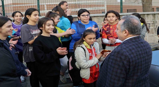 Başkan Yalçından şampiyon öğrencilere tebrik