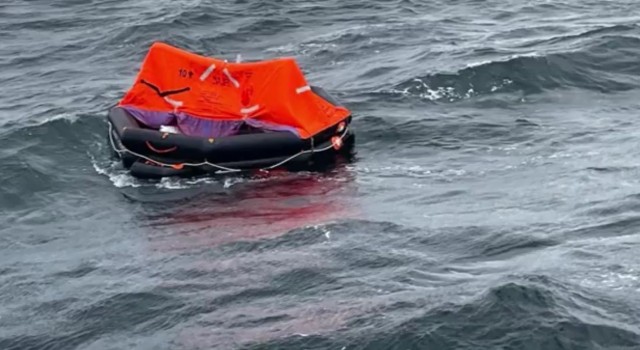 Batan gemideki mürettebatı, Kimse var mı? anonslarıyla arıyorlar