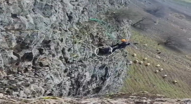Batmanda 5 gün kayalıklarda mahsur kalan keçi kurtarıldı