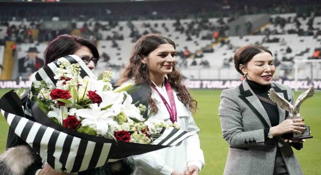 Beşiktaş yönetiminden, şampiyon güreşçi Nesrin Başa plaket