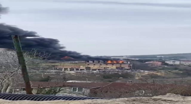 Beykoz Örnekköyde 2 katlı bir fabrikada yangın çıktı. Olay yerine sevk edilen itfaiye ekiplerinin alevlere müdahalesi sürüyor.