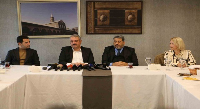 Bildenden, hizmet yerine kaosu tercih eden partilere gönderme