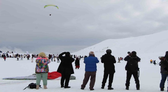 Bingöldeki kayak merkezinde, paraşütçüler fotoğrafçılar için uçuş yaptı