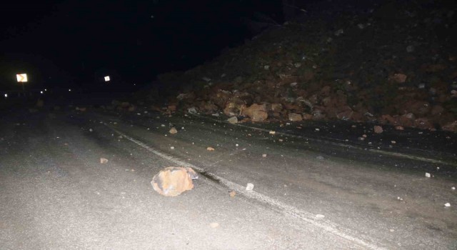 Bitlis'te yola düşen kayalar trafik akışını durdurdu